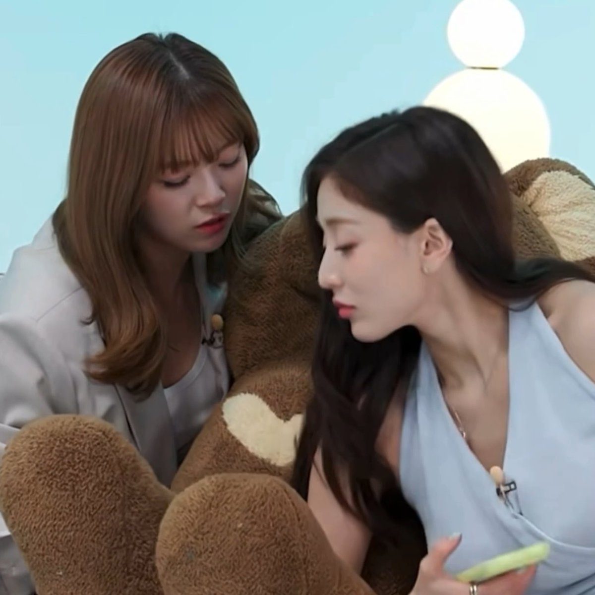 #1 jeonghyo kiss defender tweet media