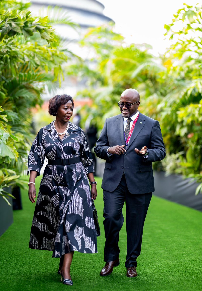 Deje_23's tweet photo. Inkotanyi twaje
----------------
Barahuye finally 
#lous mushiki wacu
Na na mama Rwanda chia😍

Like. https://t.co/ejlNvKVe33