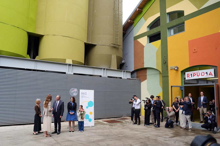 LaPresse_news's tweet photo. La principessa del Galles Kate Middleton prosegue la sua visita a Reggio Emilia e fa tappa al centro di riciclaggio creativo Re Mida.
Segui https://t.co/nYgkSMqJpR
#KateMiddleton #ReggioEmilia #ReMida #Royals #LaPresse https://t.co/0p906jDQ5R