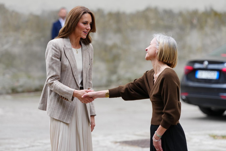 LaPresse_news's tweet photo. La principessa del Galles Kate Middleton prosegue la sua visita a Reggio Emilia e fa tappa al centro di riciclaggio creativo Re Mida.
Segui https://t.co/nYgkSMqJpR
#KateMiddleton #ReggioEmilia #ReMida #Royals #LaPresse https://t.co/0p906jDQ5R
