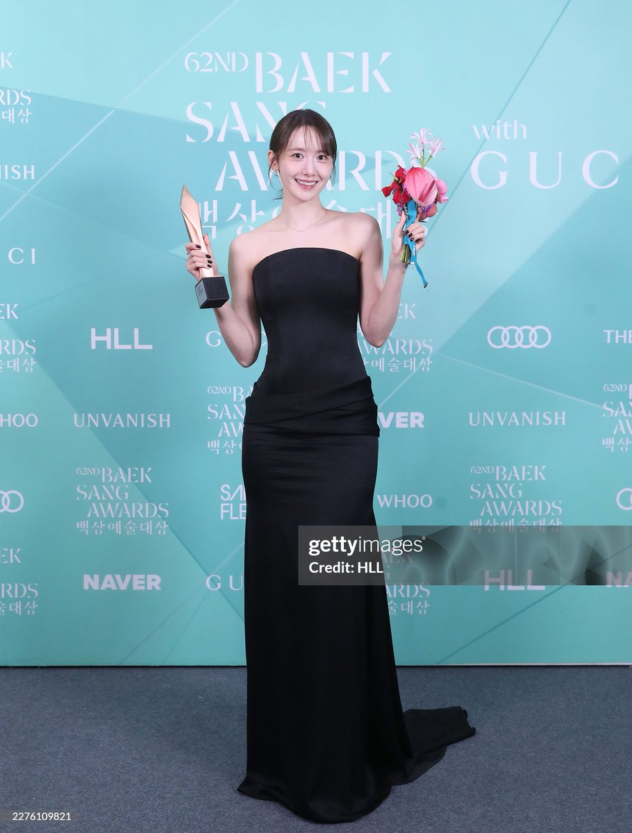 babypinkxoxo_'s tweet photo. YoonA with her Baeksang Popularity Award trophy photos by Getty Images 🏆💐
Stunning! 🖤

#YoonA #윤아 #임윤아 #LimYoonA https://t.co/ybJRagpjMw