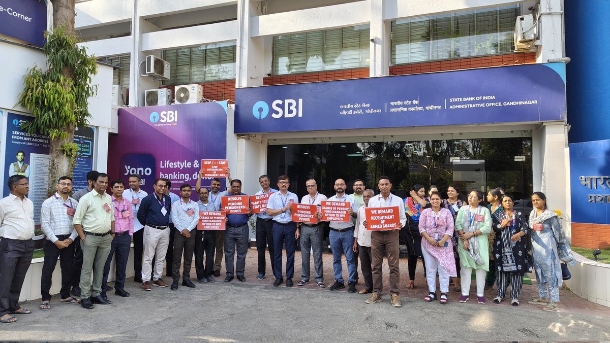 niteshparmar83's tweet photo. #JusticeforSBIemployees
@CLCMOLE @DFS_India @PMOIndia @nsitharamanoffc 
@ncbeofficial @LChandrase57170 https://t.co/3yUeDWdi1Y