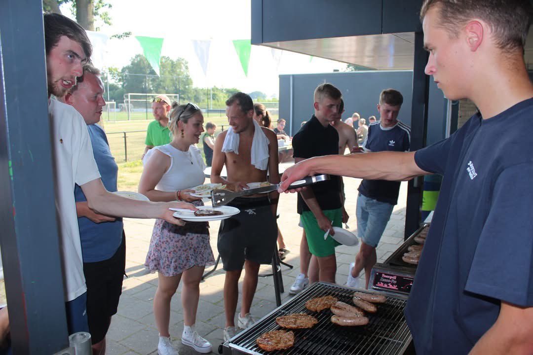 SVBorger0599's tweet photo. Schoffeltoernooi SV Borger (20 juni) zoekt deelnemers!

Ben jij onderdeel van een team waar gezelligheid belangrijker is dan tactiek? Dan zoeken we jullie!

Aanmelden: Erik Joling – derkjoling@hotmail.com
👉 Meer info: Remco Keizer – 06‑12763240

#BorgerLeeft💚 https://t.co/oNfWBjh9To