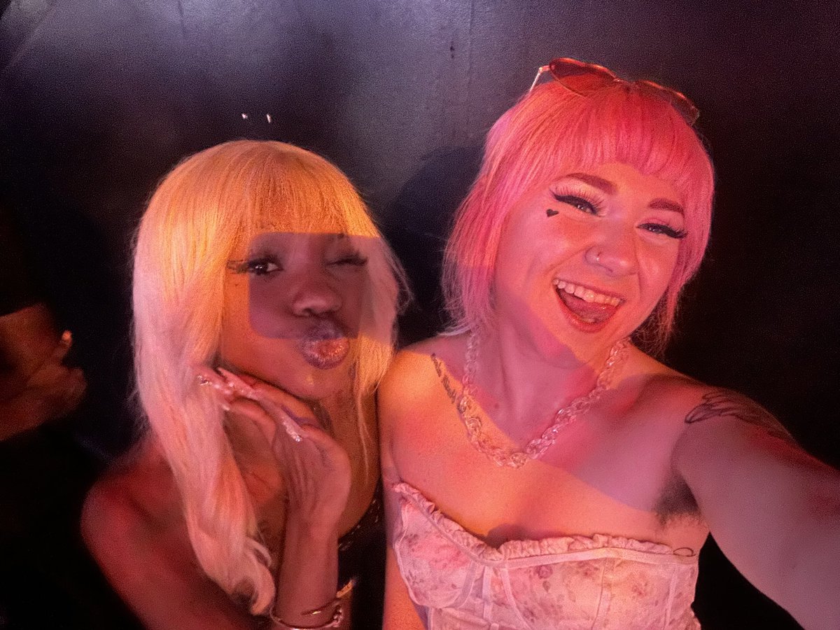 Faexfae I met Pinkie Pie in real life!😍🩷 @kactuskutie you’re such a vybe🥰🥰