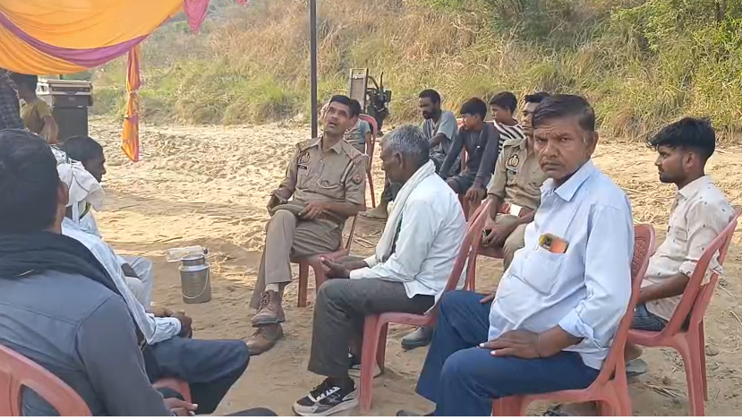bstvlive's tweet photo. आगरा : नदी पर पुल की मांग को लेकर धरना
➡पिछले 3 दिन से धरने पर बैठे ग्रामीण
➡पक्का पुल सड़क निर्माण की उठी मांग
➡रेलवे लाइन पर अंडरपास बनाने की मांग
➡बाह-फतेहाबाद विधानसभा सीमा का मामला
#Agra #Dharna #BridgeDemand @agrapolice https://t.co/ZQEQQ1OGJo