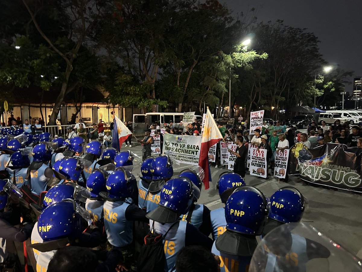 LOOK: Situation outside the Senate as of 6:45 p.m. on Thursday, May 14 ...