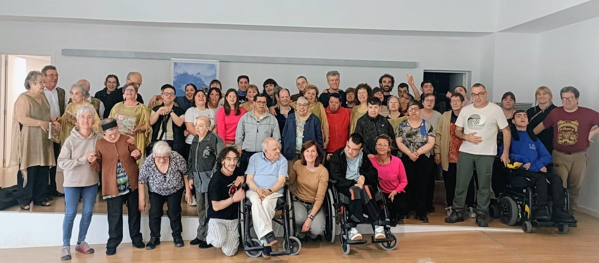 AmisolSolsona's tweet photo. Ahir a la tarda les persones del Centre Ocupacional vam gaudir d'un gran espectacle 📷📷📷
La Faràndula de Cardona ens va fer ballar i passar una gran estona 📷📷
Moltes gràcies!
#Amisol #amisolsolsona #solsona #solsones https://t.co/sjDhS70slf