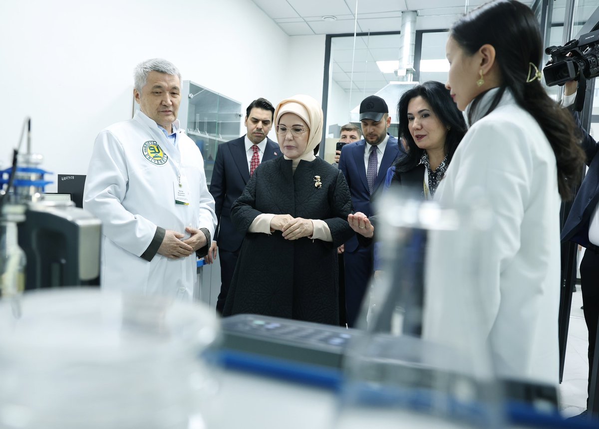 tcbestepe's tweet photo. Sayın Emine Erdoğan, Kazakistan'da Sıfır Atık Eğitim Laboratuvarı'nın açılışını yaptı https://t.co/Ts432ksxm9 https://t.co/idDwEs39eI