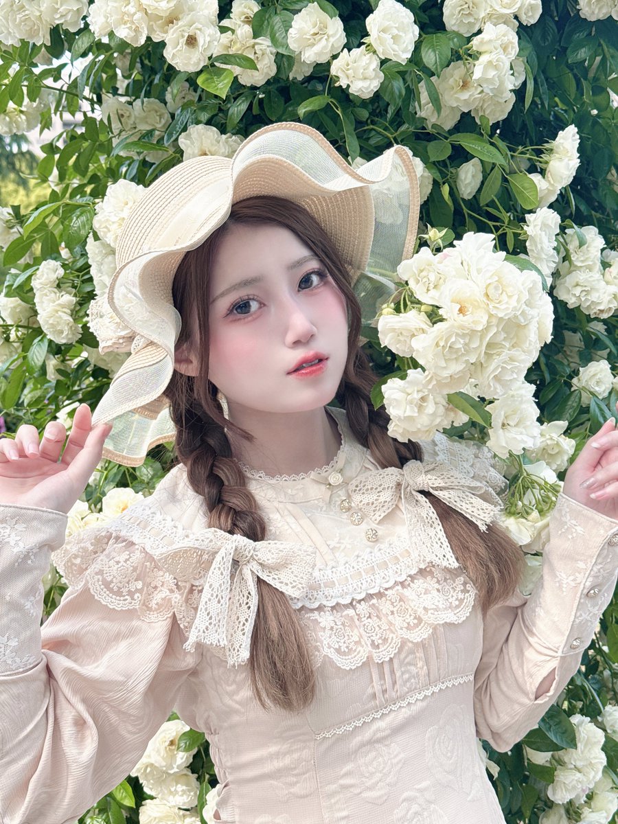 S___bucky's tweet photo. 薔薇が満開で素敵でした🌹

可愛く撮影してくれてありがとう〜 Photo by @cos_aki https://t.co/I8JwkLXHde