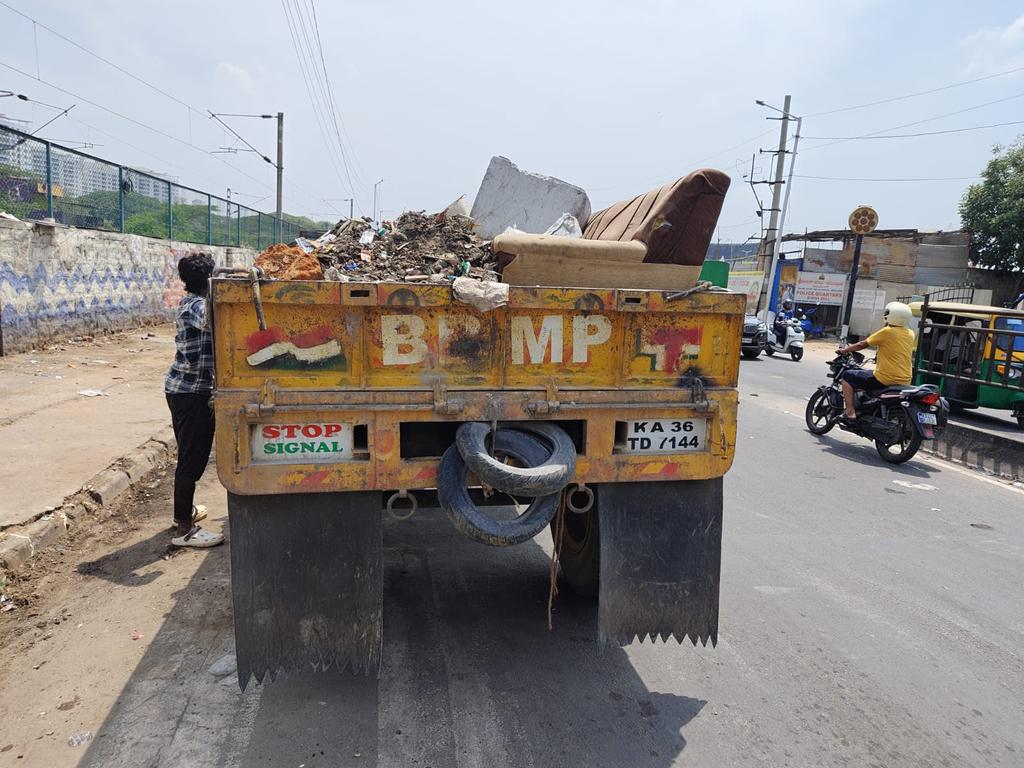 BCCCofficial's tweet photo. 🚜 Clearance of unwanted items and bulk waste carried out using tractor deployment under Bengaluru Central City Corporation.

The drive was undertaken to maintain cleanliness and ensure a safer civic environment for the public. 
 #WasteClearance #IntensiveCleaningDrive
#greencity https://t.co/pBeHjPupUy