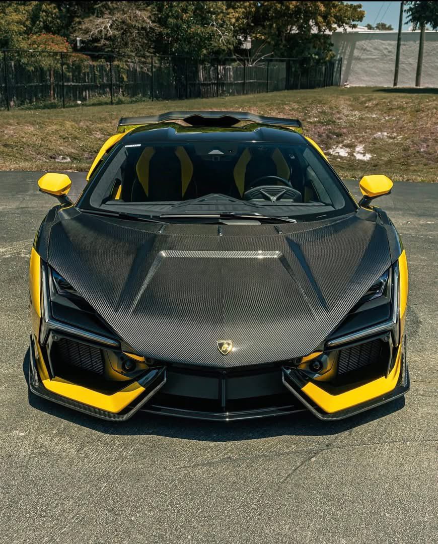 CarCultureCC's tweet photo. Lamborghini Revuelto 🩶💛 https://t.co/ct2RFueVhe