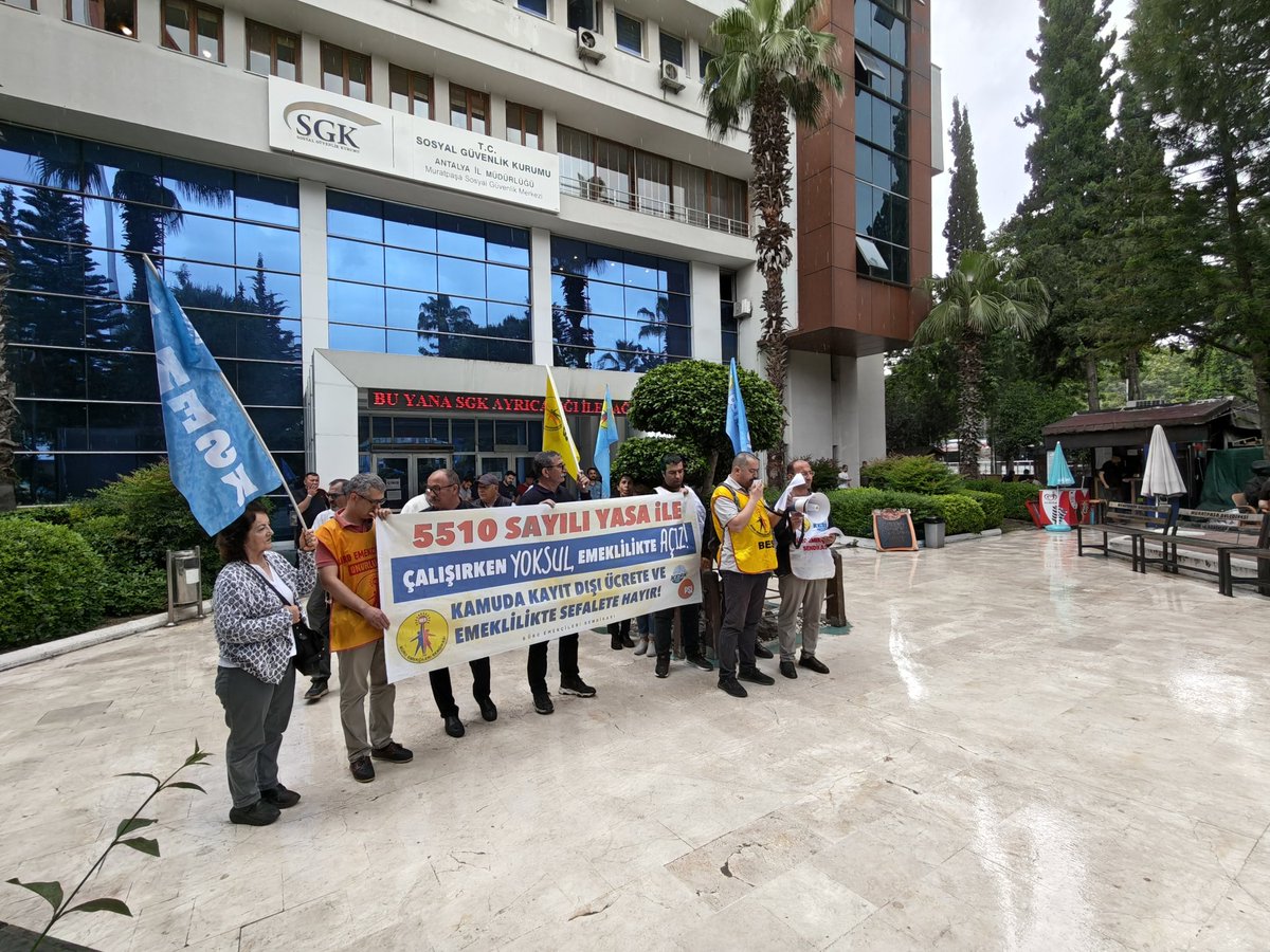 BESAntalya's tweet photo. Çalışırken yoksullaşmaya, Emeklilikte Sefalete Hayır!

SGK İl Müdürlüğü önünde yaptığımız basın açıklamasında; kamu emekçilerinin geleceğini çalan politikalara, kayıt dışı ücret uygulamalarına ve emeklilikte yoksulluğa karşı taleplerimizi dile getirdik. 

#BES #TamSigorta #SGK https://t.co/1TwYXrUtJe