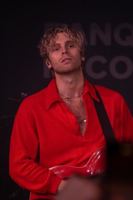 imsxlly's tweet photo. luke hemmings in red is very important to me. https://t.co/arhMDHmg3L