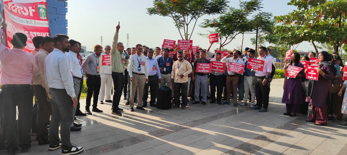 niteshparmar83's tweet photo. #JusticeforSBIemployees
@CLCMOLE @DFS_India @PMOIndia @nsitharamanoffc 
@ncbeofficial @LChandrase57170 https://t.co/ZtyRrsnUbe