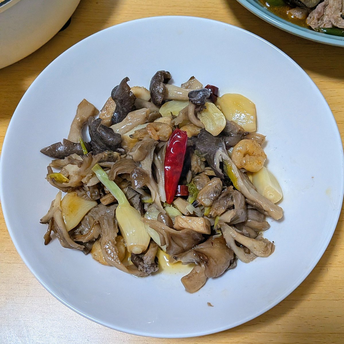 funkenpopcorn's tweet photo. ピリ辛肉味噌と発芽ニンニクのアヒージョだじょ https://t.co/5oRxgIHLc9