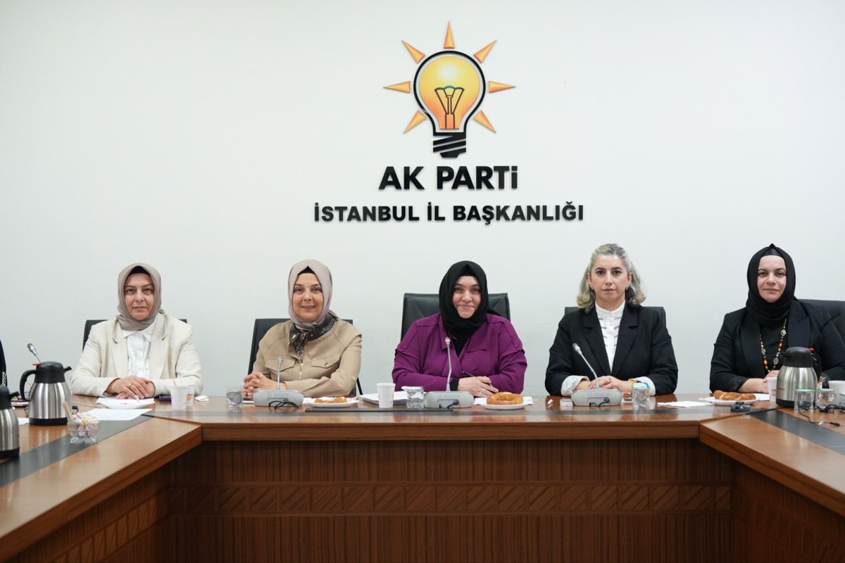 selmaakin's tweet photo. AK Parti İstanbul Kadın Kolları Yerel Yönetimler Birimi olarak, ilçe yerel yönetimler başkanlarımızla verimli bir istişare toplantısı gerçekleştirdik.

Sahadaki çalışmalarımızı değerlendirip önümüzdeki dönem yol haritamızı konuştuk. Ortak akıl, güçlü koordinasyon ve gönül belediyeciliği anlayışıyla çalışmalarımıza kararlılıkla devam ediyoruz.
