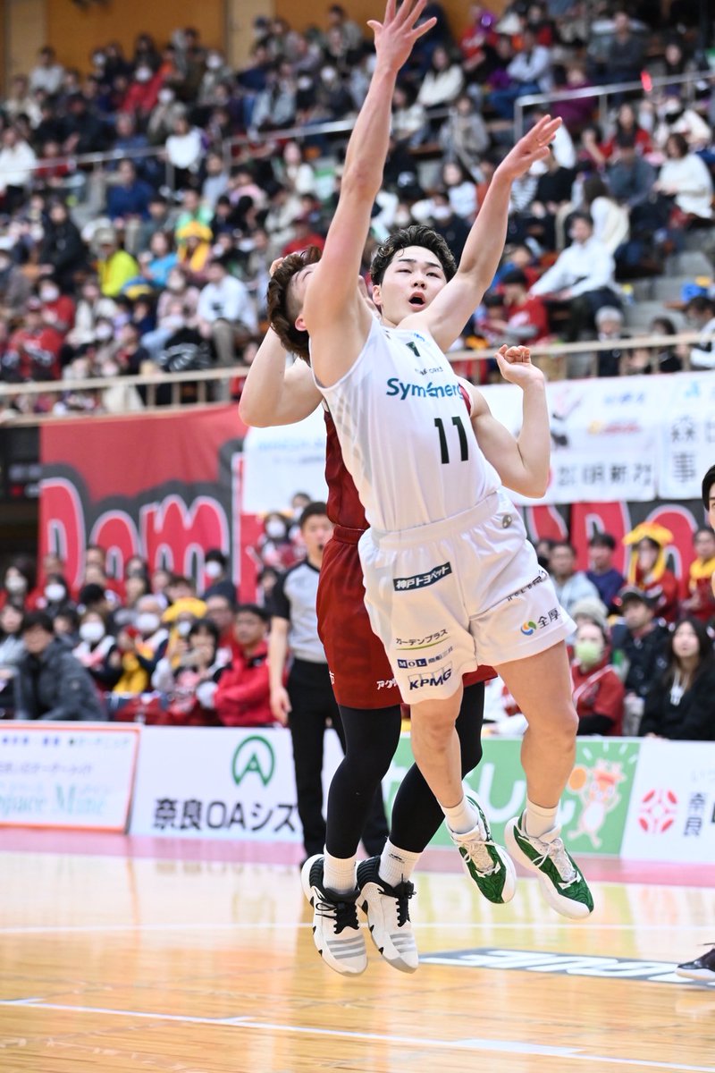 Fuuki89Fuuki's tweet photo. プロ選手の移籍、ぶっちゃけどうなの？

5月に入って、続々と移籍のリリースが出てきたり、まだ所属先が決まっていない選手がいたりして、いよいよ移籍シーズンだなって感じます。

ファンの方にとっても、この時期って結構気になるところだと思うので、今日は移籍について、自分なりに感じていることを話してみたいと思います。

◇移籍の仕組み

プロ選手の移籍って、一般の仕事とはちょっと違う独特な仕組みがあります。

例えば、日本だと北海道から沖縄に移籍することもあるし、本当に毎年住む場所が変わる選手もいます。そういう働き方って、かなり特殊だなと思います。

基本的には、多くの選手が1年契約です。もちろん複数年契約の選手もいますが、1年ごとに契約更新になることが多いです。

B.LEAGUEでは、翌シーズンの交渉自体は1月1日から始められます。

シーズン終了後、チーム側は一定期間内に「来季も契約したい」か「今季で契約終了か」を選手に伝えないといけません。

そのタイミングで「自由交渉選手リスト」に載る選手が出てきたり、契約継続の発表があったりします。

ファンから見ると「〇〇選手、あのチーム行ったんだ」で終わることも多いけど、その裏ではいろんなことが動いています。

◇移籍する選手の現実

自分もこれまで何度か移籍を経験してきました。

琉球ゴールデンキングスで練習生としてスタートして、信州ブレイブウォリアーズ、神戸ストークス、そして東京八王子ビートレインズへ。

移籍って、外から見るよりかなり大きな出来事です。

例えばファンの人が「NBAであの選手が移籍したんだ」と思うとき、名前だけで見がちだけど、その本人には生活があります。

NBAの選手でも、チームが変わるってことは住む場所を変えて、生活環境を変えて、人間関係を一から作るってことです。

一般の仕事で例えるなら、毎年転職してるような感覚に近いと思います。

実際、自分も6月中旬に所属先が決まって、7月1日には合流、みたいなことがありました。

そこから2週間くらいで家を探して、引っ越して、新しい場所で生活を始める。

しかも、行った初日に電気がつかないこともありました（笑）。

そういう状態からスタートして、新しい監督、新しいチームメイト、新しいスタッフ、新しいファンの方と関係を作っていく。

毎回ゼロから信頼を積み上げる作業です。

だから、移籍して最初の1〜2ヶ月って、やっぱり気も張るし、結構疲れます。

特に外国籍選手はもっと大変だと思います。

日本に来て、言葉も文化も違う中でプレーして、生活して、結果も求められる。

そう考えると、本当にリスペクトしかないです。

◇自分が決めた道を正解にする

移籍って、どの選択が正解かなんて、最初は分からないです。

監督が変わるかもしれないし、チームの役割も変わるし、思っていた環境と違うこともあります。

自分も「この選択で良かったのかな」と思ったことは何度もあります。

でも、その中で大事にしていることがあります。

それは、自分で決めた道を正解にすることです。

選んだ時点では、正解か不正解かなんて分からない。

でも、自分で決めたなら、その道を正解にしていく努力はできる。

結果が出ない時期もあるし、思い通りにいかないこともある。

それでも、自分で選んだ場所なら、そこで成長できるように向き合うしかない。

その積み重ねが、結局自分の糧になると思っています。

◇最後に

移籍って、発表の一文だけを見るとすごくシンプルに見えるけど、その裏には結構いろんなドラマがあります。

新しい環境に飛び込むって、やっぱり不安もあるし、期待もあるし、エネルギーも使う。

それでも、その場所で挑戦しているすべての選手にはリスペクトがあります。

自分自身もそういう環境でプレーさせてもらえているからこそ、この時間を大事にしたいなと思っています。

選手としてプレーできる時間って、長いようで本当に短いので。

今この瞬間を楽しみながら、頑張っていきたいです

Voicyはこちらから⏬
https://t.co/fVgpxXc2Pl

１０００人イベントチケット販売ページはこちらから⏬
 https://t.co/iX4QCIRGrz