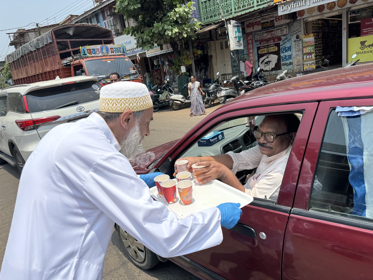 Bohras_India's tweet photo. Amid the intense summer heat in #Maharashtra, our @ProjectRiseDB members in Mahabaleshwar and Panchgani organised a cooling relief drive across market areas, distributing chilled beverages to vendors.

The initiative reached those working under the scorching afternoon sun. https://t.co/I91QIjMzcI