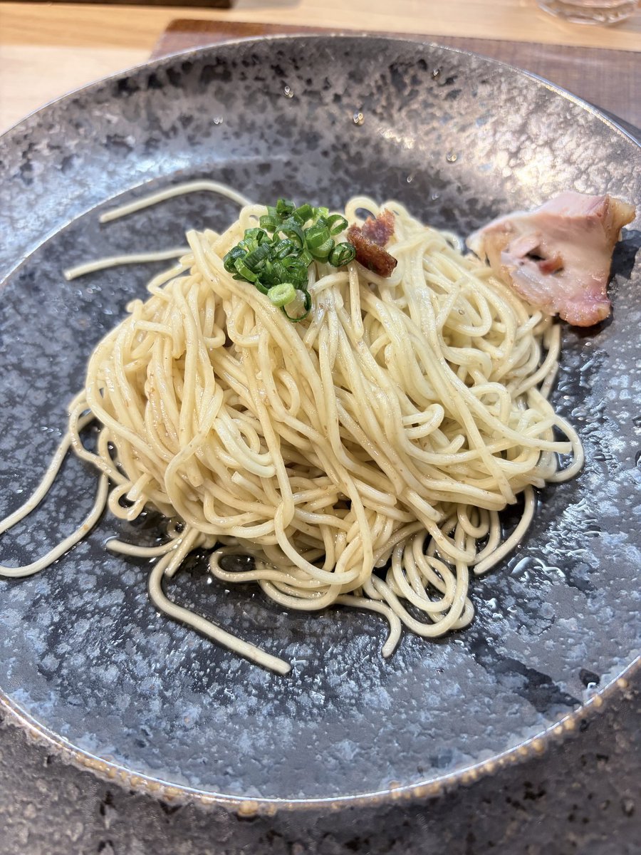 psFGByadsHTKcdX's tweet photo. つくばのラーメン屋さん、芛堂寺に行ってきました。
せっかくなので替え玉２個も頼んでしまった。
烏賊肝バター蕎麦
替え玉その1 サーモンのピリ辛オイルソース
替え玉その2 ガーリックオイル
どれもこれも美味すぎて胃袋一つでは足りないです。 https://t.co/wtrcDkUJlk