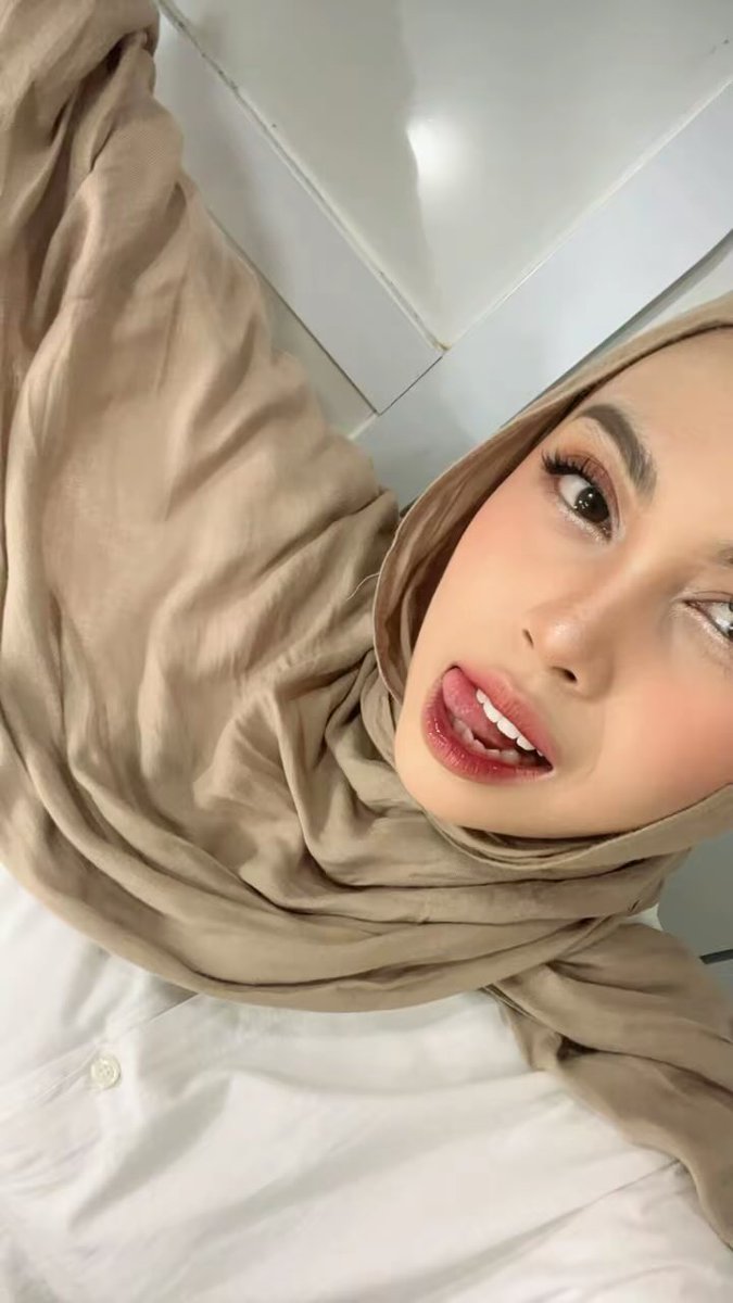 urqueeninth's tweet photo. day 1 latian makeup, yah beneran makeup paham gak si ? otw jadi mua https://t.co/tyZpuQn3zr