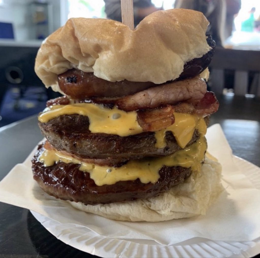 SportScran's tweet photo. Jockey whopper burger - 3 burgers, 3 bacon, 3 sausage &amp; 3 cheese slices at Newmarket Town FC @NewmarketTownFC 

💷 £9 ⚽️ https://t.co/iZ0pw8onDH