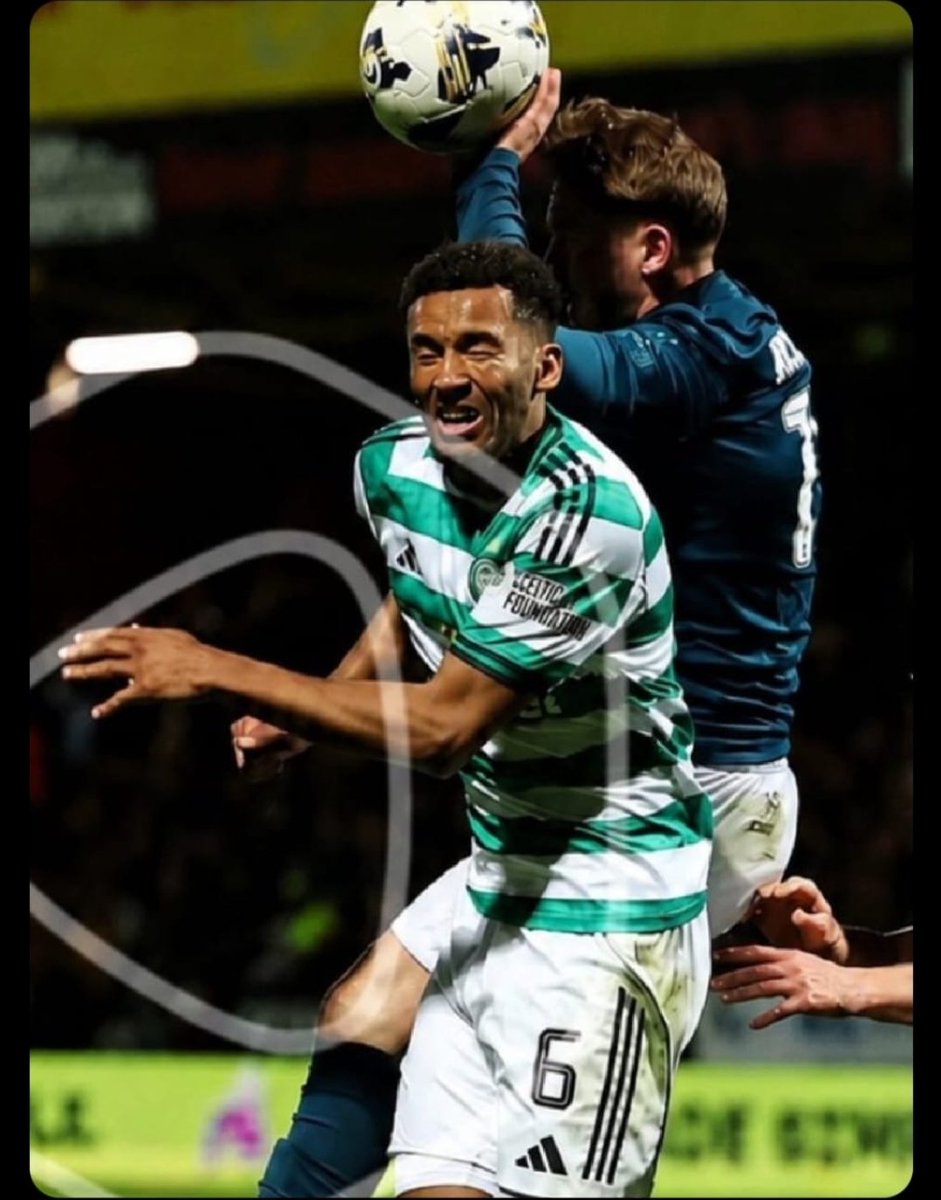 PaulSuth's tweet photo. @EwenDCameron What have the pics of the over the line/ not over the line ball got to do with anything? Fair enough to disagree  but why try conflate two completely different matters to prove a point of view that is simply wrong? https://t.co/HBbaOA8DhO
