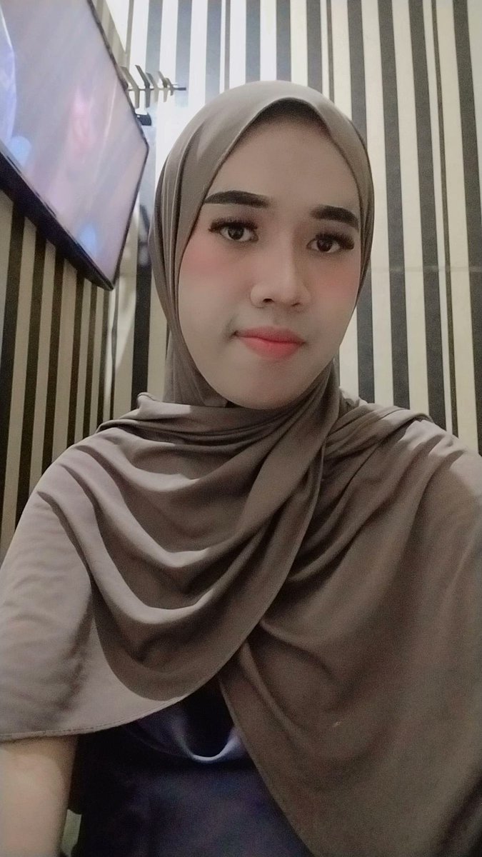 HeyooNabilah's tweet photo. edisi dimakeup in, rating dunggg 😞
#cder #cderbekasi #crossdresser #cderhijab https://t.co/2AM6mHiWa0