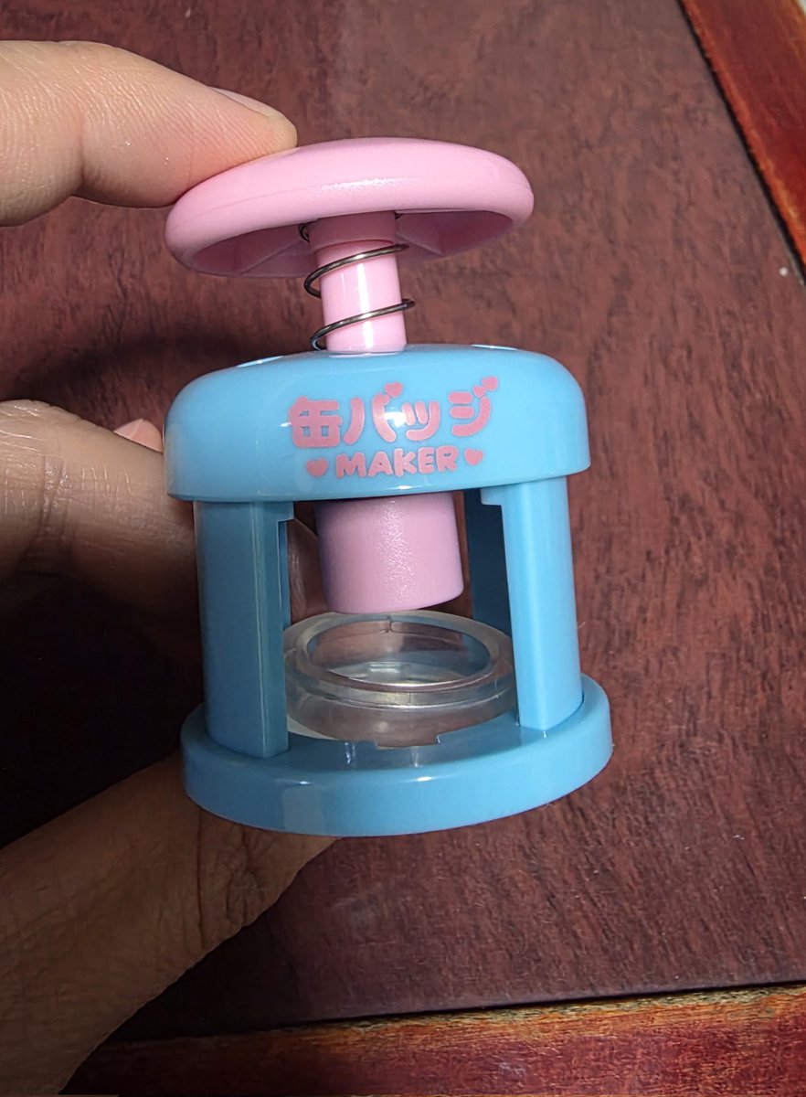 気になってたガチャガチャの缶バッジメーカー無事入手できました！