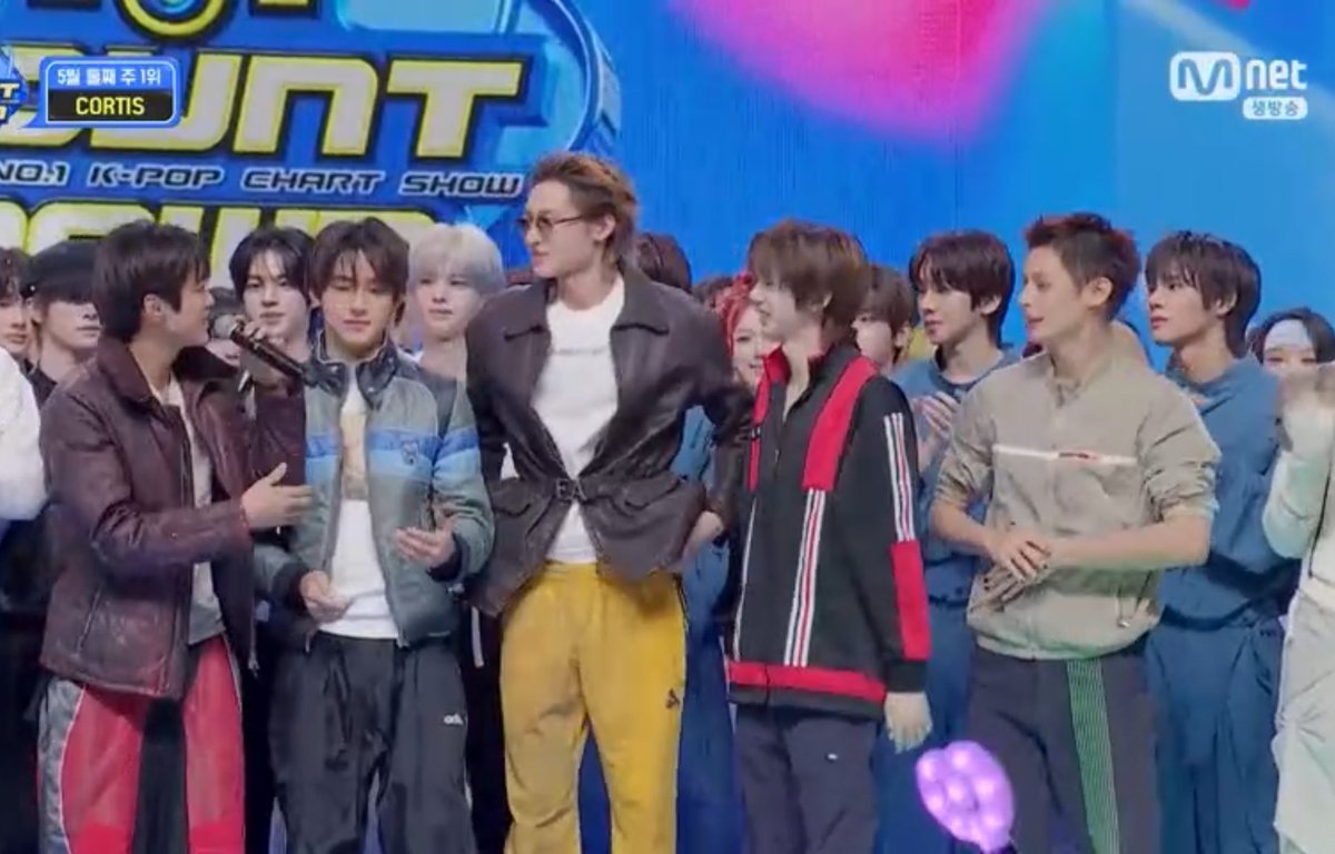 i7 tweet media