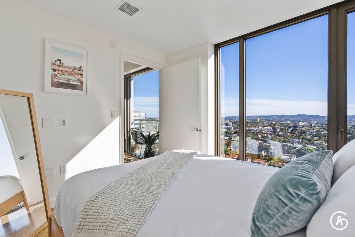 satoruitter's tweet photo. We’re expanding Anyplace across Los Angeles 🌴
Now live in:
📍 West Hollywood
📍 Beverly Grove
📍 Playa Vista
📍 Marina del Rey
📍 Studio City
📍 Irvine

With the World Cup coming to the US this summer, we’re already seeing more extended stay bookings from travelers who want more than just a hotel — they want to actually live in LA while they’re here. ⚽

Work remotely during the day. Watch the matches at night. That’s the Anyplace experience.
