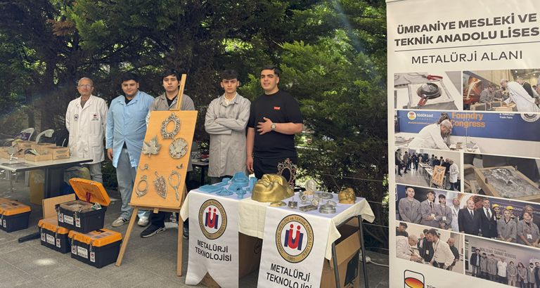 TurkDokum's tweet photo. Genç dökümcüler üniversitelerde metal döküm deneyimini tanıttı! ⚒️

Ümraniye Mesleki ve Teknik Anadolu Lisesi Metalürji Teknolojisi Döküm Alanı ile yürüttüğümüz iş birliği kapsamında öğrencilerimiz ve öğretmenleri, 5–12 Mayıs 2026 tarihleri arasında farklı üniversitelerde düzenlenen kariyer ve malzeme teknolojileri etkinliklerinde uygulamalı metal döküm gösterileri gerçekleştirdi.

Gebze Teknik Üniversitesi’nde düzenlenen VI. Malzeme Günleri, İstanbul Üniversitesi-Cerrahpaşa Malzeme Günleri’26, Marmara Üniversitesi 10. Kariyer Zirvesi ve İstanbul Teknik Üniversitesi 11. Malzeme Günleri etkinliklerinde gerçekleştirilen uygulamalı çalışmalar yoğun ilgi gördü.

Etkinliklerde öğrencilerimiz; kalıplama ve kuma alüminyum döküm uygulamaları yaparak metal döküm süreçlerini uygulamalı şekilde tanıttı. Üniversite öğrencileri üretim aşamalarını yakından inceleme ve deneyimleme fırsatı bulurken, lise öğrencilerimiz de teknik bilgi ve becerilerini paylaşarak sektörün genç temsilcileri arasında güçlü bir etkileşim ortamı oluşturdu.

Gerçek üretim süreçlerinin sahada birebir aktarılması, metal döküm teknolojilerinin yeni nesillere tanıtılması ve sektör farkındalığının artırılması açısından önemli katkı sağladı.

Etkinliklerde görev alan öğretmenlerimiz Mehmet Gürses, Salim Tırmık, Gaffar Arık ve Hasan Ali Doğan’a değerli katkıları için teşekkür ederiz.

https://t.co/TrvcpkoeA9

#TÜDÖKSAD #MetalDöküm #Foundry #Casting #Üretim #Sanayi #MalzemeBilimi #GençDökümcüler