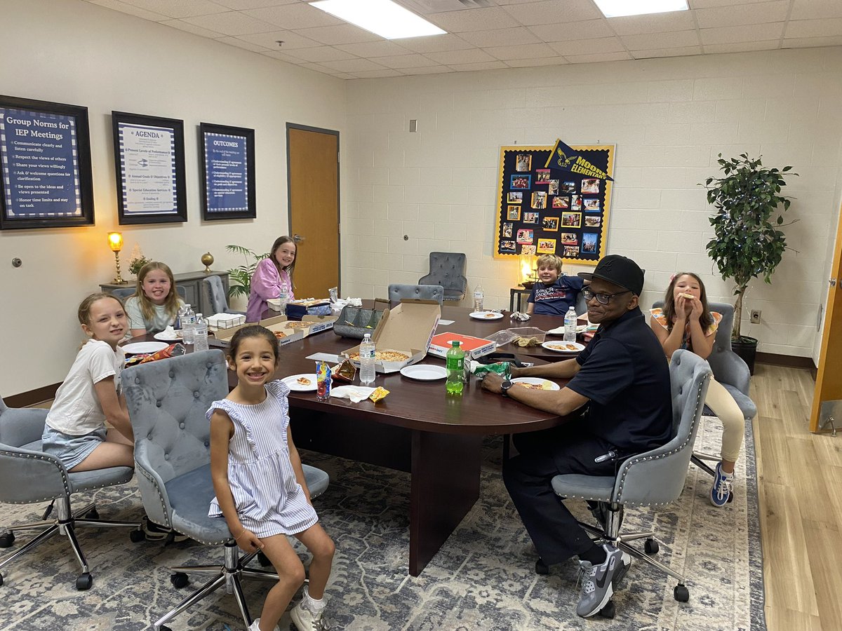 fssdMES's tweet photo. Lunch with Mr. Rob is always a popular auction item &amp; this year was no different! Pizza + Mr. Rob = 😀! https://t.co/dO8P7Q6CIS