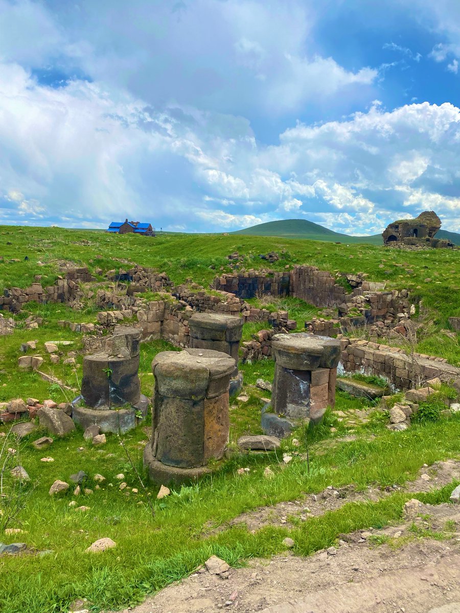 hamide_erdag's tweet photo. Türkiye-Ermenistan sınırındaki Arpaçay Nehri’nin kıyısında bulunan Ani Örenyeri tarih/doğaseverler için muhteşem bir ziyaret yeri.. Erken döneme ait eserlerle birlikte Anadolu’nun ilk Türk camisi olarak bilinen Menuçehr Cami (11. yy), ateşgede (1-4. yy) ve kiliseler bir arada☘️ https://t.co/iss6w83qyL