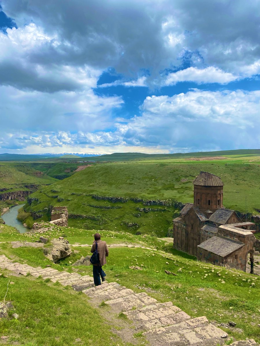hamide_erdag's tweet photo. Türkiye-Ermenistan sınırındaki Arpaçay Nehri’nin kıyısında bulunan Ani Örenyeri tarih/doğaseverler için muhteşem bir ziyaret yeri.. Erken döneme ait eserlerle birlikte Anadolu’nun ilk Türk camisi olarak bilinen Menuçehr Cami (11. yy), ateşgede (1-4. yy) ve kiliseler bir arada☘️ https://t.co/iss6w83qyL