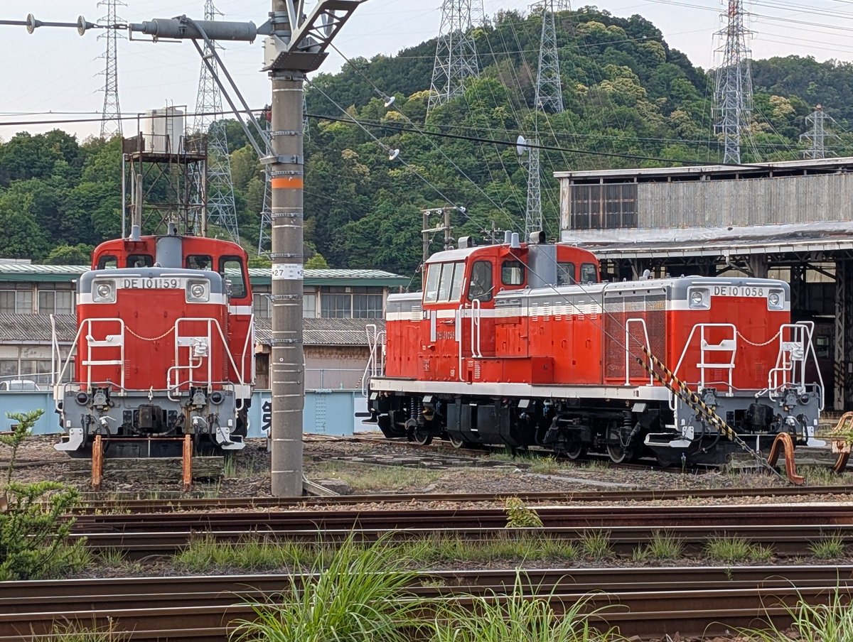 後藤総合車両所米子支所構内では、昨日朝方は貴重な国鉄色凸DE10並び