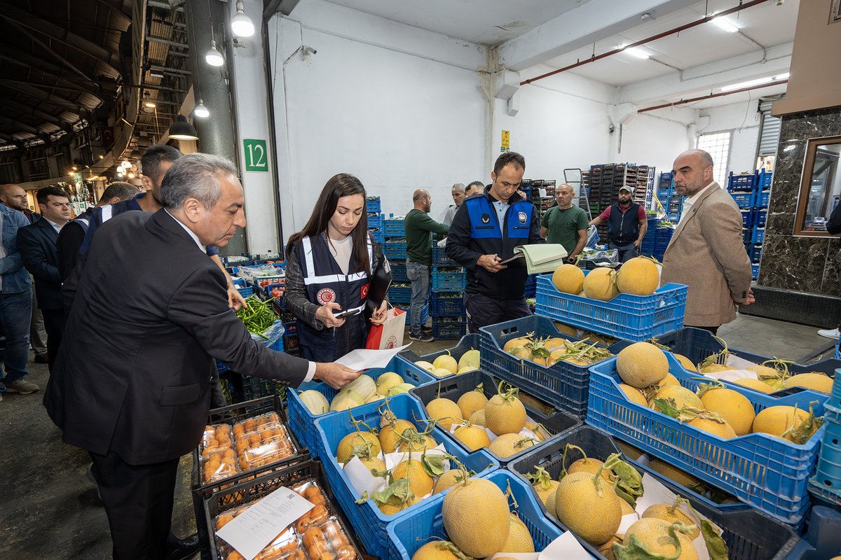 BursaTB_'s tweet photo. Dürüst ticaret, güçlü piyasa, güvenli gıda. 🌿🤝

Yaklaşan Kurban Bayramı öncesinde Bursa Ticaret İl Müdürlüğü koordinasyonunda, Bursa Kent Hali’nde kapsamlı piyasa denetimleri gerçekleştirildi.

Bursa Ticaret İl Müdürü İsmail Aslanlar’ın katılımıyla yapılan denetimlerde; Yönetim Kurulu Başkan Yardımcımız İsmail Aslım’ın işletmesi Aslım Gıda ile üyemiz Nizam Ticaret, tüm kontrolleri eksiksiz tamamlayarak örnek işletmeler arasında yer aldı. 👏

Kurallara tam uyum, şeffaf ticaret anlayışı ve tüketici güvenine verdikleri önem dolayısıyla üyelerimizi kutluyor; Bursa’da ticaretin güven ve kaliteyle büyümesine katkı sunan tüm işletmelerimize teşekkür ediyoruz. ✨

@TOBBiletisim @ticaret @iaslim012 @iaslan_34
