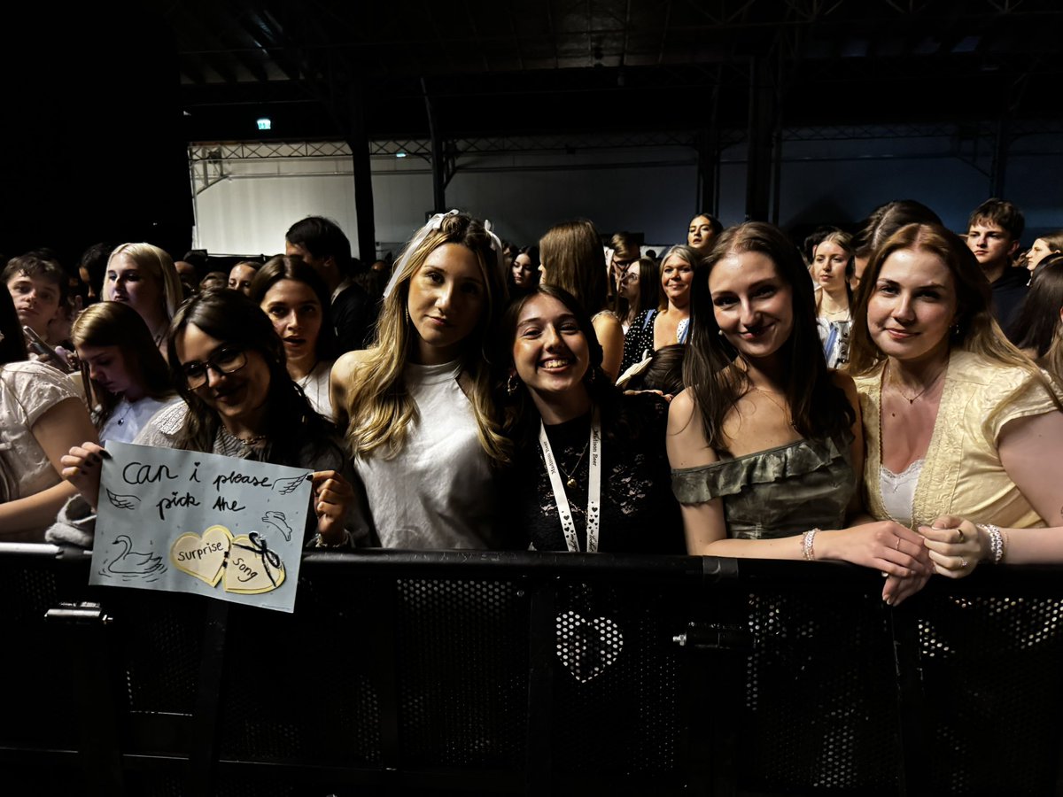 malefanessy's tweet photo. so incredibly thankful 🫂🤍🪽 @madisonbeerhq @MadisonNationHQ #LocketTourVienna https://t.co/pvR8z2fEJA