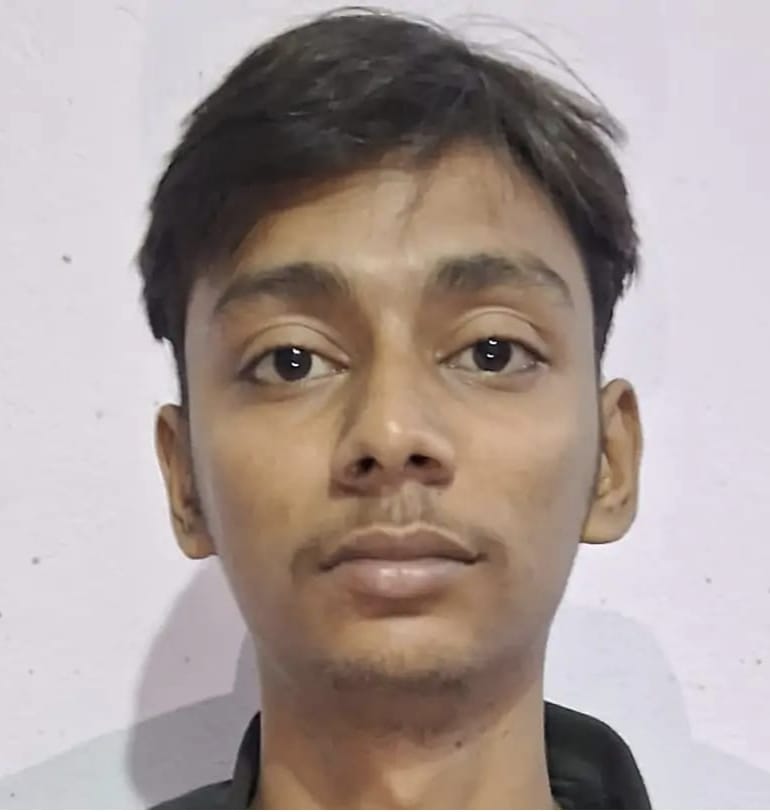 rajdhani_report's tweet photo. 💔 लखीमपुर खीरी में NEET अभ्यर्थी रितिक मिश्रा की संदिग्ध मौत।

3 मई को परीक्षा देकर लौटा छात्र कथित तौर पर पेपर लीक और री-एग्जाम की चर्चाओं से तनाव में था। गुरुवार सुबह कमरे में फंदे से लटका मिला शव।
डॉक्टर बनने का सपना अधूरा रह गया… 😢

#NEET #LakhimpurKheri https://t.co/OQBHxY6Xis