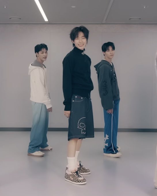 낑깡 tweet media