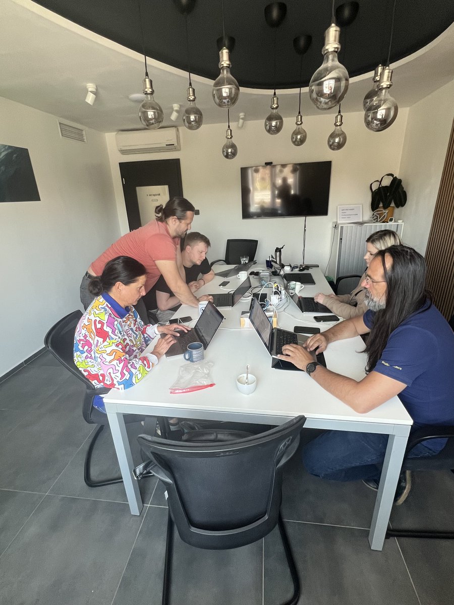 ProRocketeers's tweet photo. Bereme AI vzdělávání prakticky.

Proto u nás běží knowledge sharingy a interní workshopy pro kolegy nevývojáře. Součástí jsou také okamžité deploymenty do našeho #Rock8cloud.

Mimochodem i https://t.co/hDxhgmd9X1 využívá AI ke zrychlení deploymentu aplikací na pár minut. 🚀 https://t.co/pNMKH4tQyV