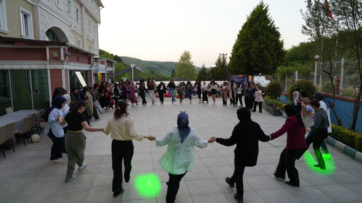 SakaryaKYGM's tweet photo. 📍 Rahime Sultan Yurdu

🎓 Mezuniyet programında mezun öğrencilerimizle bol kahkahalı, enerjisi yüksek bir akşam geçirdik!

Pasta kesildi, hediyeler verildi, kınalar yakıldı…

Müzik, dans, neşe ve samimiyet dolu bir geceydi! 💃🎉🎁
Güzel anılarla dolu dopdolu bir veda oldu. https://t.co/Mflp9SfdkL