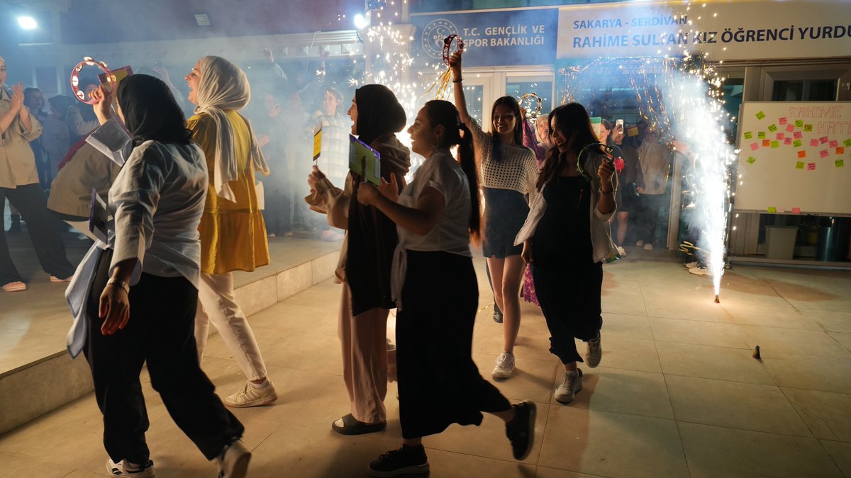 SakaryaKYGM's tweet photo. 📍 Rahime Sultan Yurdu

🎓 Mezuniyet programında mezun öğrencilerimizle bol kahkahalı, enerjisi yüksek bir akşam geçirdik!

Pasta kesildi, hediyeler verildi, kınalar yakıldı…

Müzik, dans, neşe ve samimiyet dolu bir geceydi! 💃🎉🎁
Güzel anılarla dolu dopdolu bir veda oldu. https://t.co/UXjy2fuBwu
