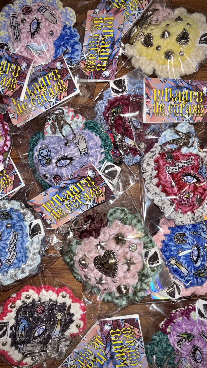 HOOOOJICHA's tweet photo. 今回のニットミラグロキーホルダー。
チャーム的イラストのアクリルパーツを付けました。 https://t.co/OYyuuuHtJ9