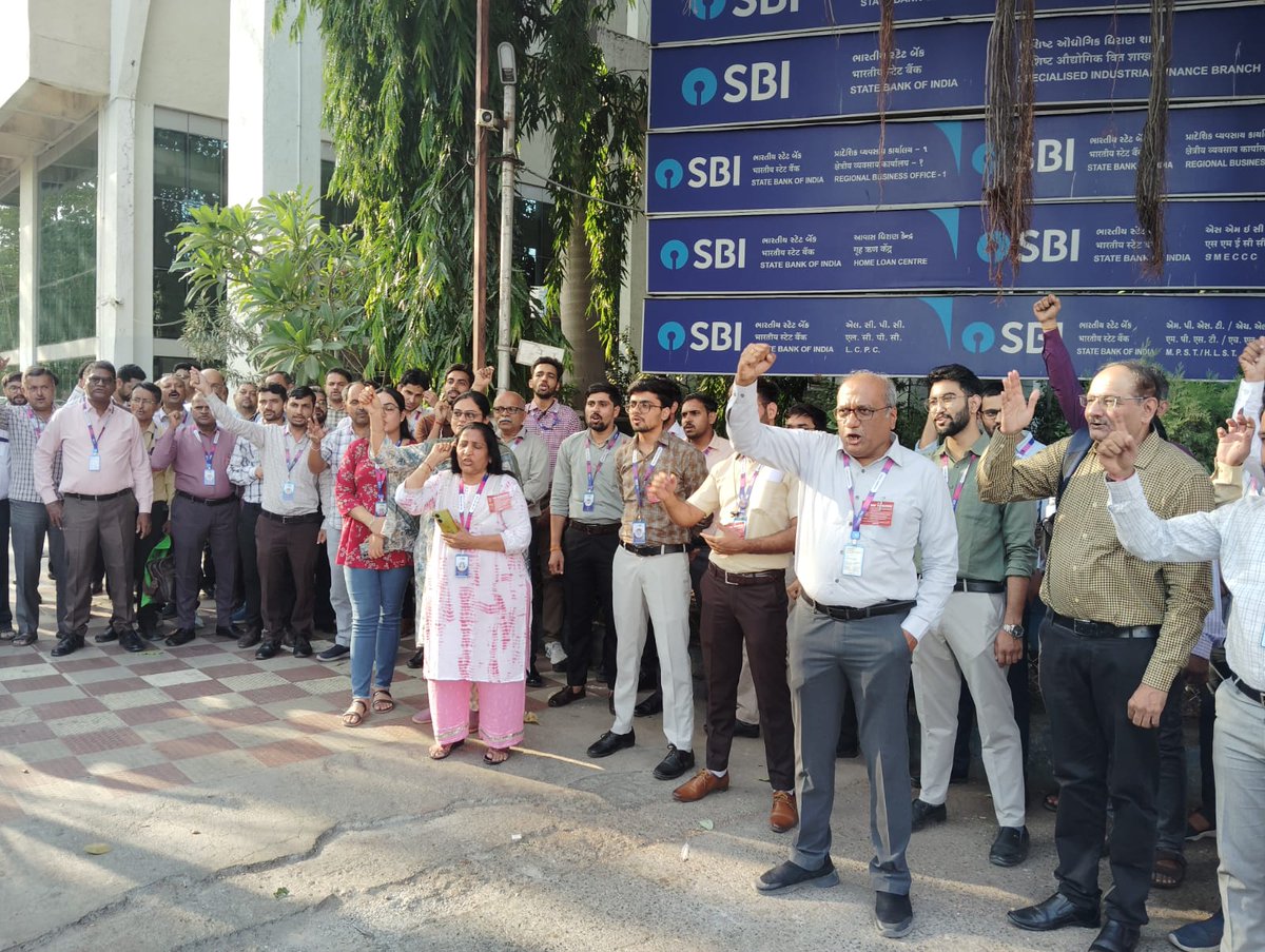 niteshparmar83's tweet photo. #JusticeforSBIemployees
@CLCMOLE @DFS_India @PMOIndia @nsitharamanoffc 
@ncbeofficial @LChandrase57170 https://t.co/lS8uHhEHlM