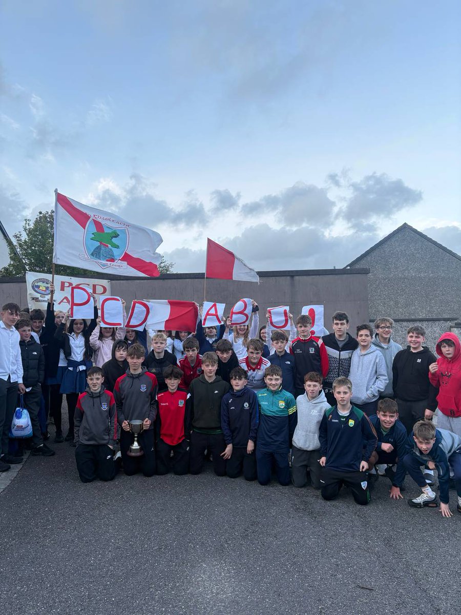 PCD_07's tweet photo. Cé a chreidfeadh?.....Meánscoil bheag Ghaeltachta ina Seaimpíní na hÉireann sa chispheil! Bhuaigh buachaillí na chéad bliana Craobhchomórtas Cispheile na hÉireann ar an stáitse mór inné i dTamhlacht BÁC. Léirigh na buachaillí scil, obair foirne agus diogbháilteach den scoth! https://t.co/obGrzyAI0u