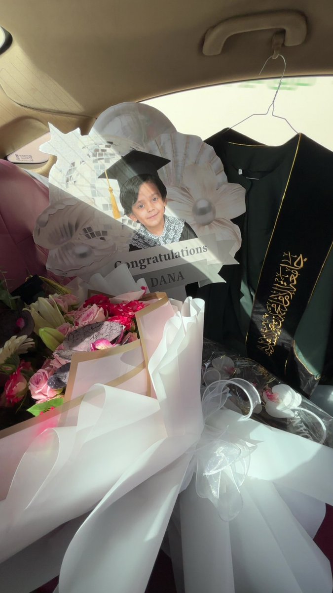 danajh9q's tweet photo. الحمد لله على تمام النعمة واكتمال الفرحة 
حفل تخرّجي من جامعة الإمام محمد بن سعود الإسلامية، تخصص الموارد البشرية، كان لحظة ممتلئة بالفرح والامتنان، وختامًا لسنوات مضت بكل ما فيها من تعب وذكريات جميلة.
وبداية مرحلة جديدة بإذن اللّٰه نحو طموحات وإنجازات اكبر❣️🎓 https://t.co/Q91NxvcCwS