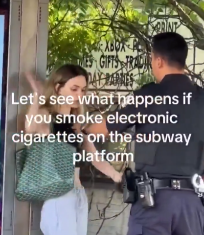 CarlBurks's tweet photo. @MbarkCherguia The woman was surrounded and backed into a wall. At 0:20 the woman is shoved by the officer into a wall, during that shove he makes contact with her upper torso.  Could easily be interpreted by the woman with her back against the wall as a grope/SA. Look at the feet: https://t.co/24ZmwtNBM0