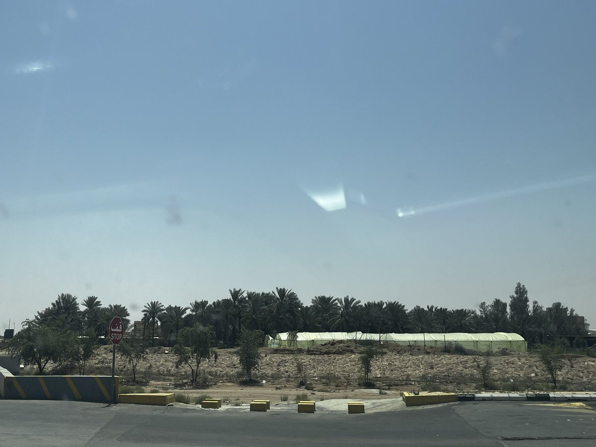 m_alkharboosh's tweet photo. ( البحيره ) حي قديم في الرس جنوب المدينه القديمه قريب من منجم ملح البارود ( الجريف ) وينسب لمزرعه قديمه ( البحيره ) لأسرة العايد .. 
أصبحت في وسط المدينه وفي أرقى الشوارع التجاريه ( ش الملك سلمان - ( الجريف ) ..
قال شاعر شاب :
ياساكنين البحيره 
بالله وش هالجفاء ( أغنيه قديمه ) https://t.co/KRRXQjjAyy
