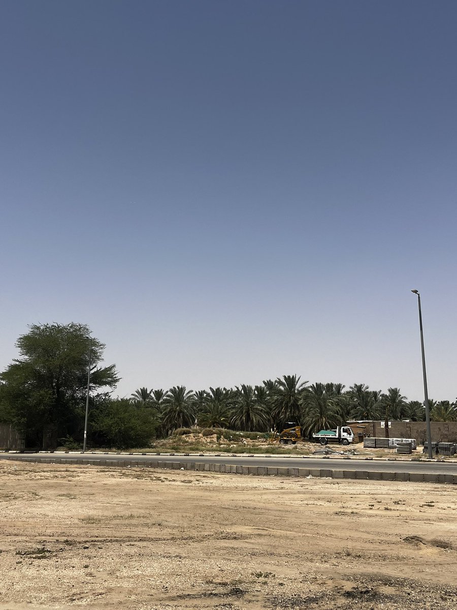 m_alkharboosh's tweet photo. ( البحيره ) حي قديم في الرس جنوب المدينه القديمه قريب من منجم ملح البارود ( الجريف ) وينسب لمزرعه قديمه ( البحيره ) لأسرة العايد .. 
أصبحت في وسط المدينه وفي أرقى الشوارع التجاريه ( ش الملك سلمان - ( الجريف ) ..
قال شاعر شاب :
ياساكنين البحيره 
بالله وش هالجفاء ( أغنيه قديمه ) https://t.co/KRRXQjjAyy