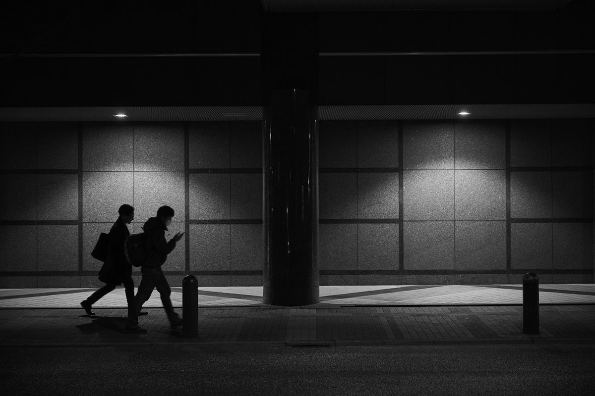 zauber2011's tweet photo. Bodies move together.
Attention moves elsewhere.
#StreetPhotography
#BlackAndWhitePhotography
#UrbanIsolation
#CityLayers
#MonochromeVision https://t.co/57womHkda9
